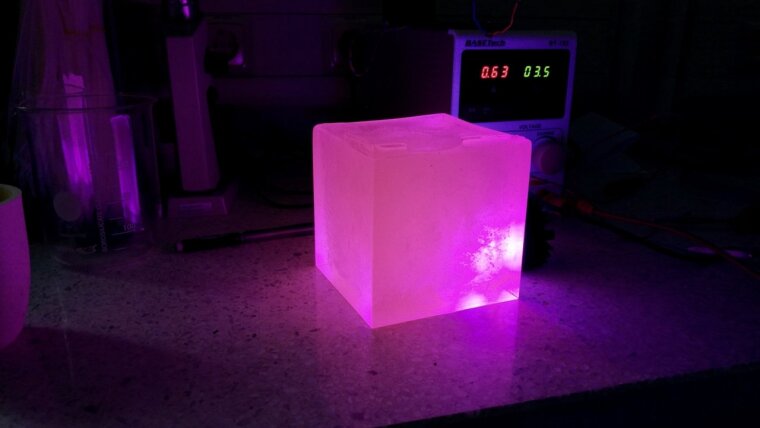 Lumineszierender, europiumhaltiger Glaswürfel